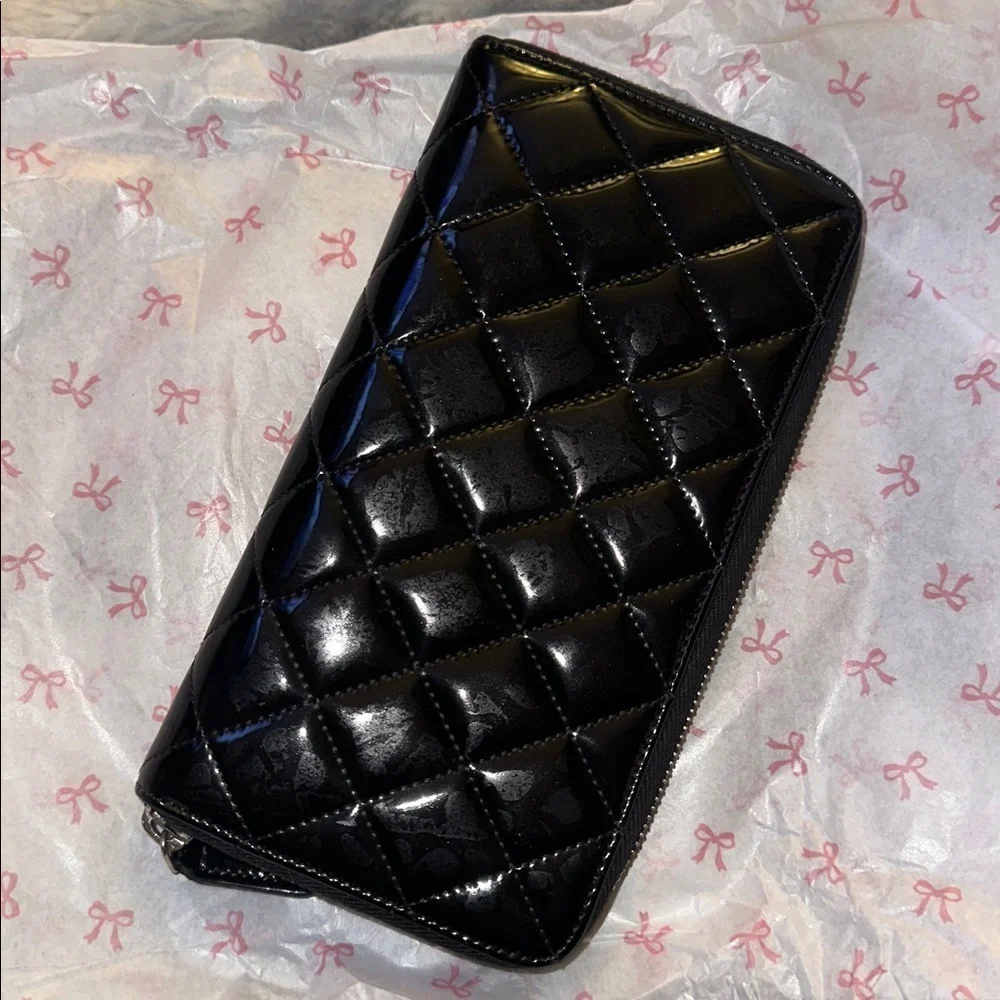CHANEL Black and Gold Zip Around Quilted Patent Wallet ❤️